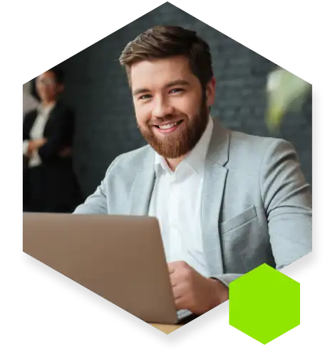 Consultor usando laptop